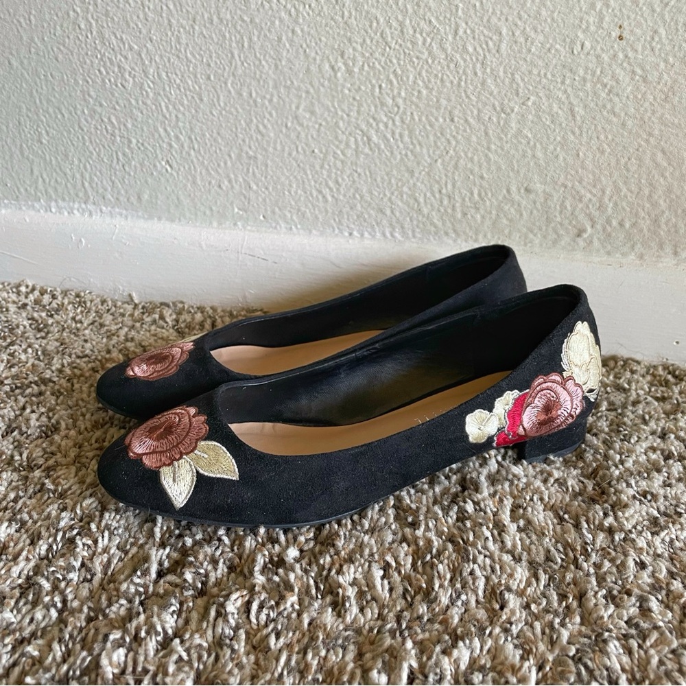 Kelly & Katie Elerana Black Embroidered Suede Floral Flats 6.5